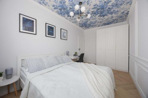Elegant Apartment With Parking Space Near EXPO XXI In Warsaw by Noclegi Renters