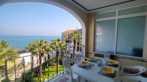 a balcony with a table and chairs and the ocean at Trilocale DIRETTAMENTE SUL MARE CON DUE BAGNI cod 510 in Porto Recanati