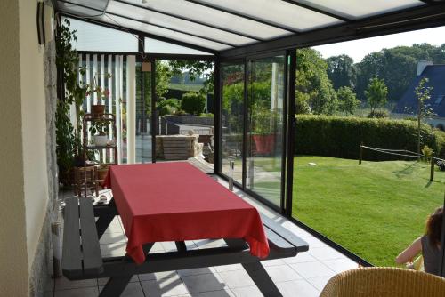 d'une terrasse avec une table et un chiffon rouge. dans l'établissement La Belle Etoile, à Plomelin