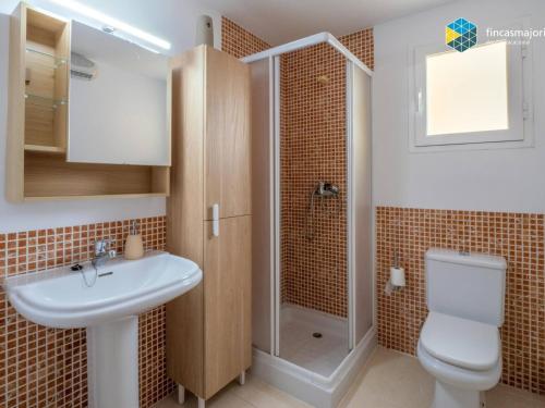 a bathroom with a toilet and a sink and a shower at Apartamento Rosa in Cala Bona