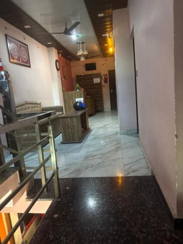 a view of a room with a hallway at Guest inn bharat mart in Haldwāni