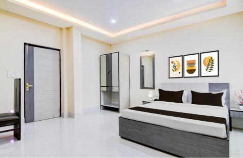 a bedroom with a king sized bed in a room at Townhouse Oak Howrah Junction Kolkata in Kolkata