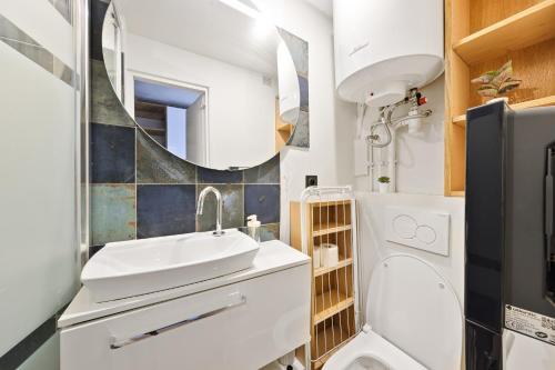 Le Marais Cozy Studio Apartment Free NetFlix