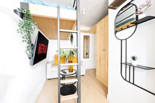 Le Marais Cozy Studio Apartment Free NetFlix