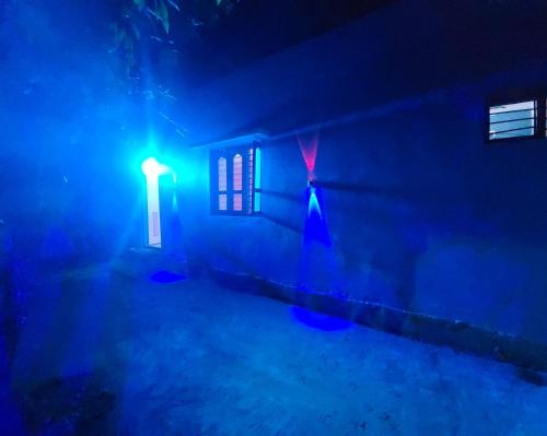 a house with a green light and a door at Rd resort in Jāmb
