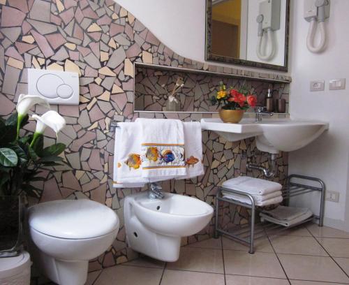a bathroom with a toilet and a sink at Blue Lake Residence - Bardolino in Bardolino