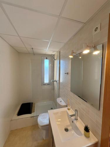 a bathroom with a sink and a toilet and a tub at Apartament Deportiva in Deltebre