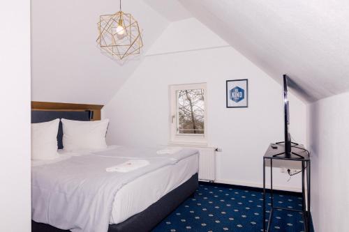 ein Schlafzimmer mit einem Bett und einem Fenster in der Unterkunft Hotel Palmenbad in Kassel