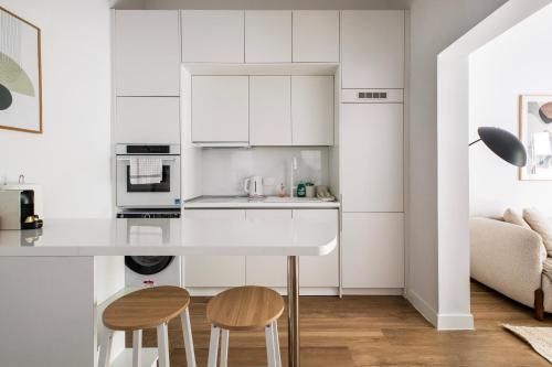 Chleo - Glamorous 2 BR Apt W Balcony in Athens