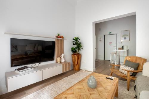Chleo - Glamorous 2 BR Apt W Balcony in Athens