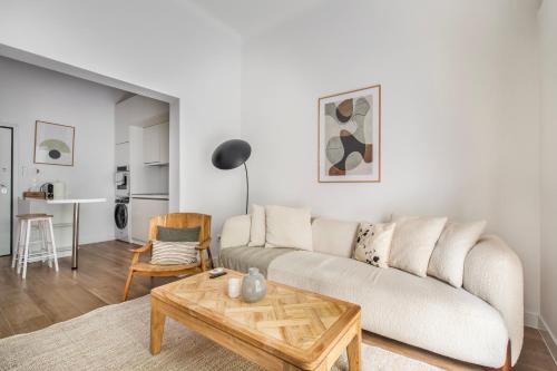 Chleo - Glamorous 2 BR Apt & Balcony in Athens