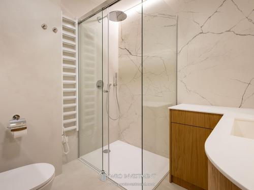 a bathroom with a shower with a toilet and a sink at Apartament Studio Sol Marina in Wiślinka