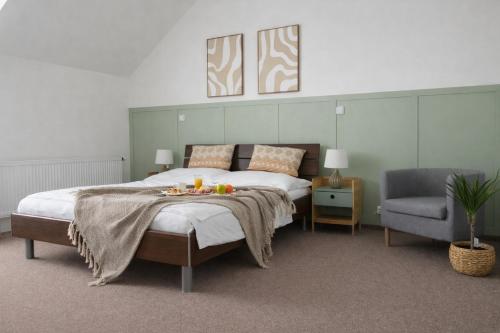 a bedroom with a bed with a table with fruit on it at Hotel Golf Bitozeves in Bitozeves