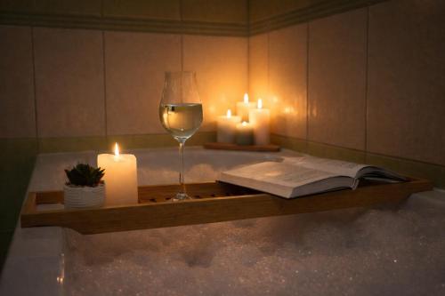 a table with a glass of wine and candles at Hotel Golf Bitozeves in Bitozeves