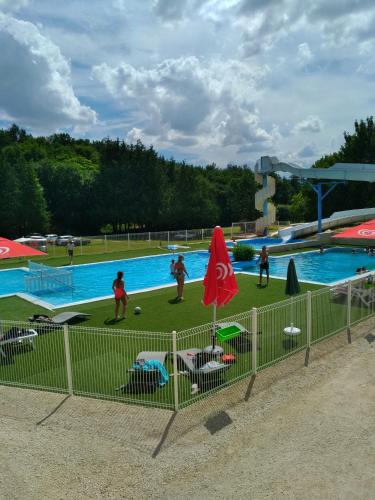 a group of people playing in a swimming pool at Camping le Lizot - Mobil home 3 pièces 4/6 personnes + TV MAE-8684 in Saint-Mandé-sur-Brédoire