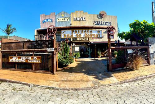 a building with a sign that reads a cowboy bar at Pousada Vila do Cowboy in Penha