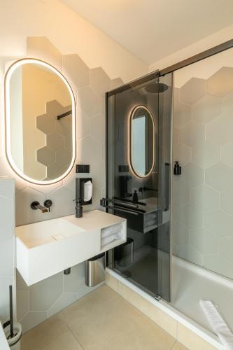 a bathroom with a sink and a shower at Midi Inn Parkhotel Mitte in Berlin