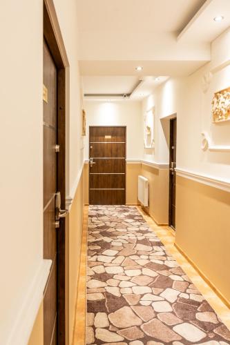 a hallway with a door and a tile floor at Apartamenty Blisko Centrum in Toruń