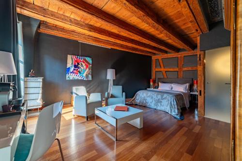 a bedroom with a bed and a table at Le B. Suites, Chambres & Restaurant in Riquewihr