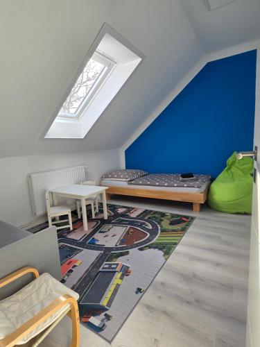 a living room with two beds and a table at Großes (ca.230m²) freistehendes Einfamilienhaus in Kaltenkirchen