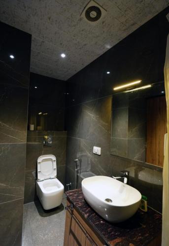 a bathroom with a sink and a toilet at Shree Vatika in Rishīkesh