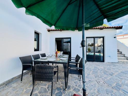 4-BR, Sea-View VILLA, private pool and BBQ, in Corralejo Downtown!