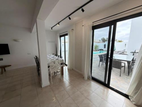 4-BR, Sea-View VILLA, private pool and BBQ, in Corralejo Downtown!