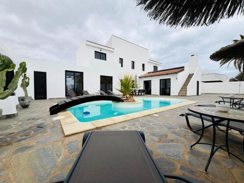 4-BR, Sea-View VILLA, private pool and BBQ, in Corralejo Downtown!