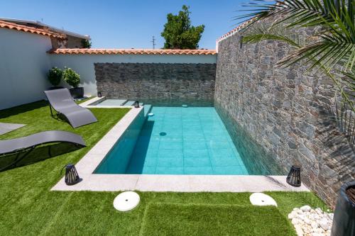 a swimming pool in the backyard of a villa at El Refugio del Agua - Casa Rural in Valsequillo