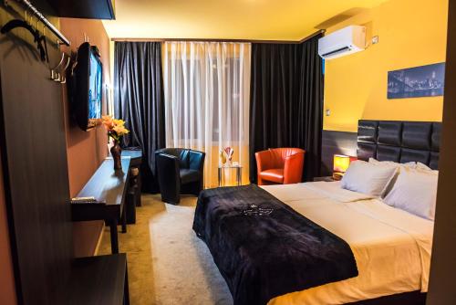 um quarto de hotel com uma cama e uma secretária em Central Guest Rooms em Asenovgrad