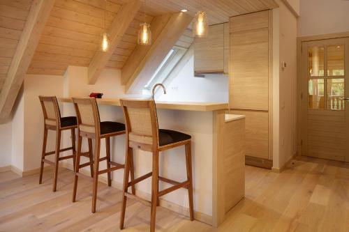 cocina con encimera y sillas en una habitación en Val de Ruda Luxe 44 by FeelFree Rentals, en Baqueira Beret