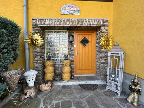 a front door of a house with a front porch at Einzigartige Ferienwohnungen mit 3 und 2 Schlafzimmern in Ober-Lembach
