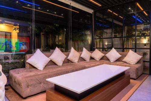 a living room with a couch with pillows on it at Senen Lanka in Kelaniya