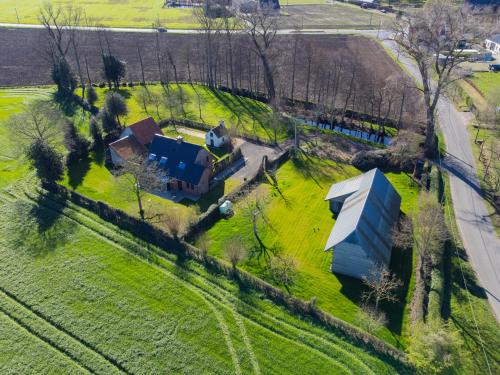 an overhead view of a house on a green field at t' Zwaluwnestje in Zedelgem