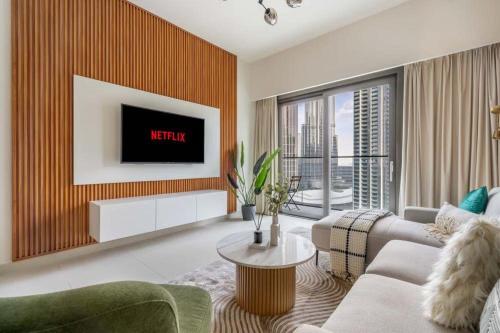 1 BR Apt Luxury at Burj Crown All Bills Included