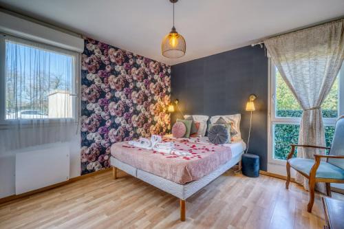 a bedroom with a bed with a floral wallpaper at Chambre d'Amour Jacuzzi Bordeaux Parking in Bruges