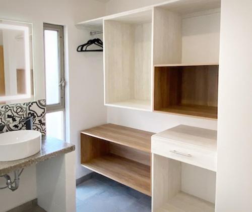 a white bathroom with a sink and a mirror at Hotel Kéri Inn in Guadalajara