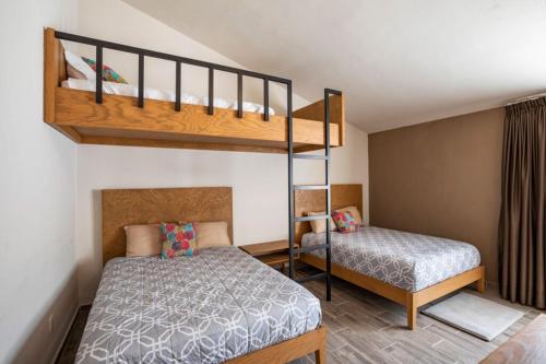 a bedroom with two beds and a bunk bed at Hotel Kéri Inn in Guadalajara