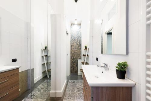 Elegance & Comfort I Balcony I Metro 200m