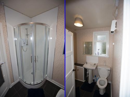 2 zdjęcia łazienki z prysznicem i toaletą w obiekcie Culsharg Cottage w mieście Bargrennan