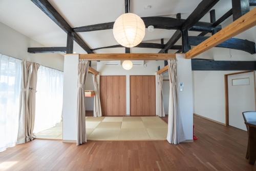 a living room with wood floors and a ceiling at 皓雲庵 in Miyakonojō