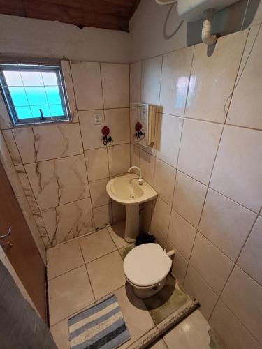 a bathroom with a toilet and a sink at Kitnet Apart-Hotel 4 in Sete Lagoas
