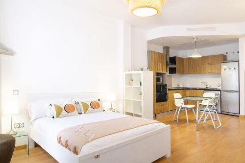 Modern Apt I AC I Calle Alamos I 1 min to Plaza Merced