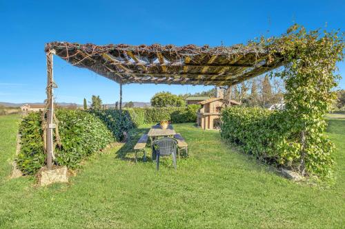 a picnic table under a pergola in a yard at Le Sorgenti in Pitigliano