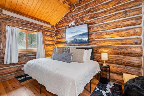 a bedroom with a bed in a log cabin at Pinecrest Cabin- Serene Black Hills Getaway in Rapid City