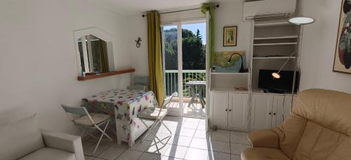 Quiet apartment with balcony and swimming pool