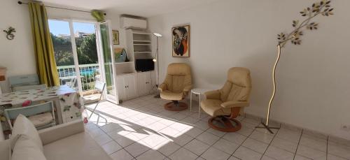 Quiet apartment with balcony and swimming pool
