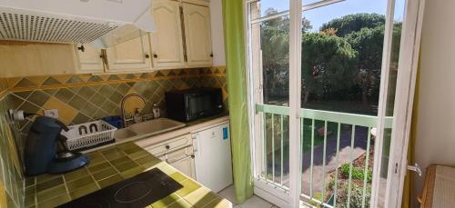 Quiet apartment with balcony and swimming pool