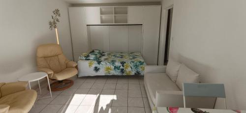 Quiet apartment with balcony and swimming pool