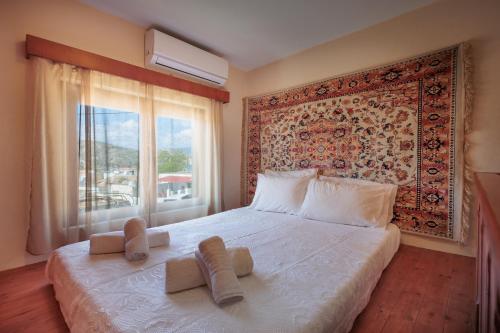 a bedroom with a bed with two teddy bears on it at Villa Geomare in Apolakkiá